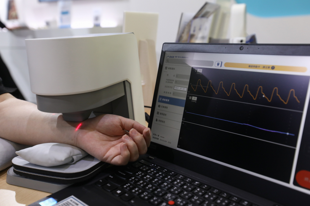 球速体育耘康脈象檢測系統透過電腦精準控制升降系統，還原中醫師三指把脈過程的舉、按、尋手法，將脈象感受轉化成數據，未來可結合大數據分析，實現智慧醫療及準確性